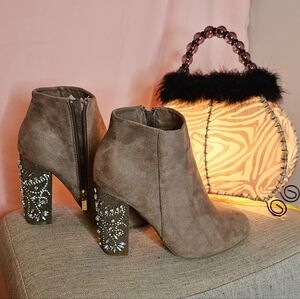 New ! Crystals Bamboo brown suede Booties size 10 / 4" Heels